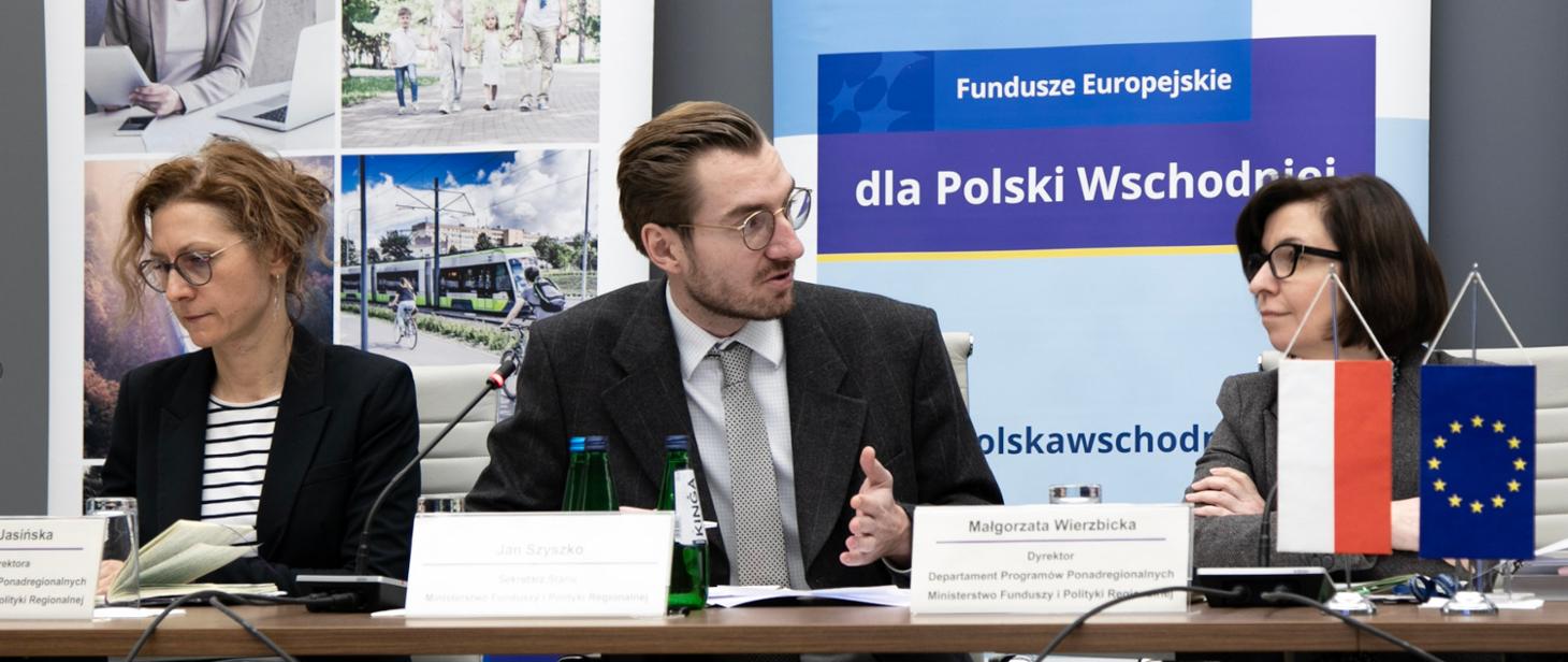 Stół prezydialny Komitet Monitorujący programu Fundusze Europejskie dla Polski Wschodniej